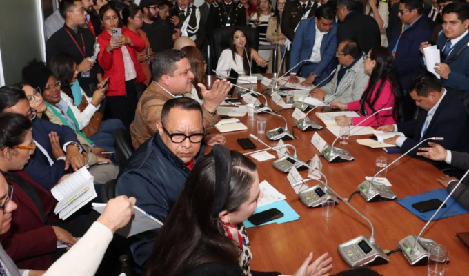 ¡Caos en la Asamblea! Fiscalización en crisis por juicio a Salazar