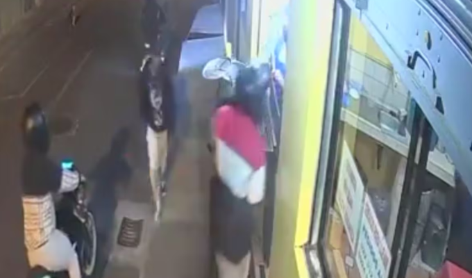¡Terror en Sangolquí! Asalto violento en local de comida