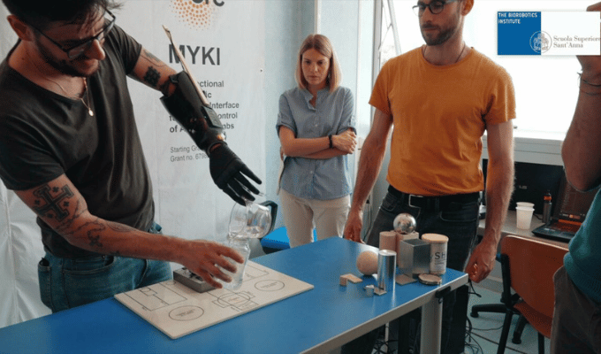 ¡Impresionante! Desarrollan mano robótica controlada con imanes