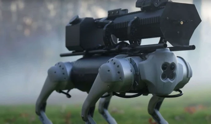 Presentan a Thermonator, el nuevo perro robot equipado con un lanzalla