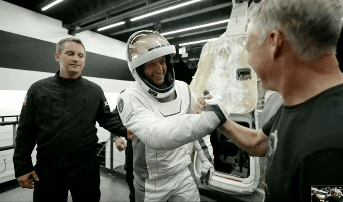 ¡Multimillonario regresa tras histórica caminata espacial privada!