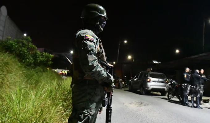Clases nocturnas se adelantan por toque de queda en todo Ecuador