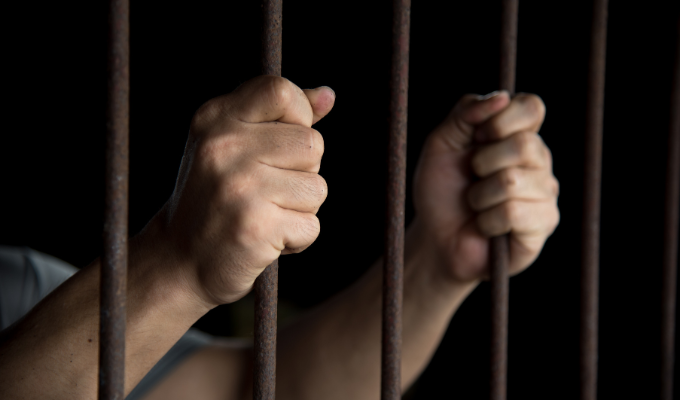Madre hallada en maleta: Prisión preventiva para su hijo