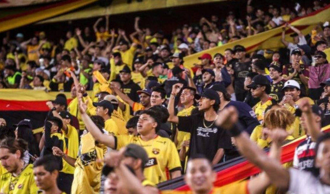 Barcelona SC multado por sus hinchas: ¡Bengala e invasión a la cancha!