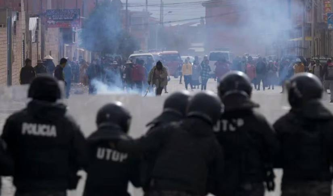 ¡Explosiones y caos! Seguidores de Arce y Evo se enfrentan