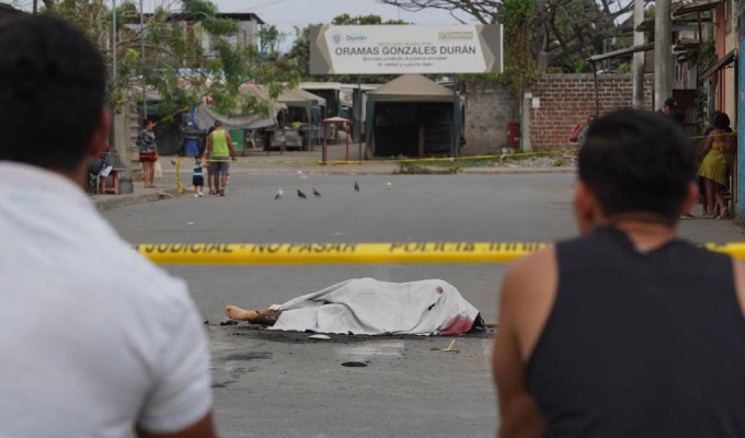 ¡Terror en Durán! Asesinan y queman a tres hombres en la vía