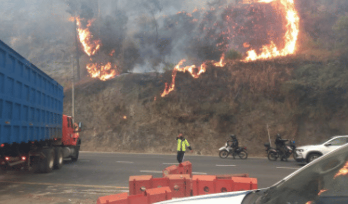 ¡Fuego en Guápulo! Cierran túnel de Guayasamín y Simón Bolívar