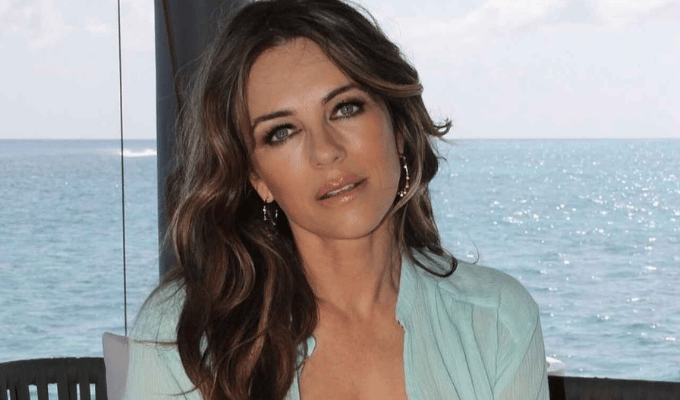 Maxim corona a Elizabeth Hurley como la mujer más sexy del 2024