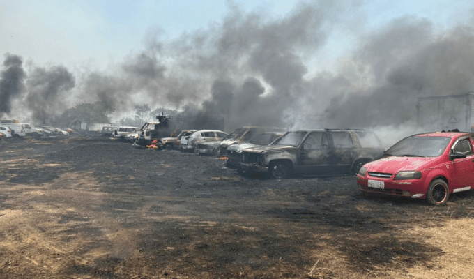 Misterioso incendio calcina seis vehículos en Parque Samanes.
