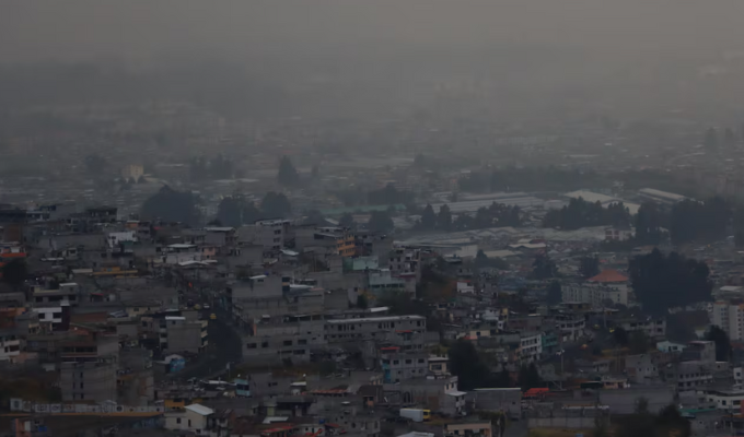 ¡Lluvia negra sorprende a Quito tras incendios!
