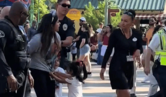¡Arrestan a madre hispana en Disneyland frente a sus hijas!