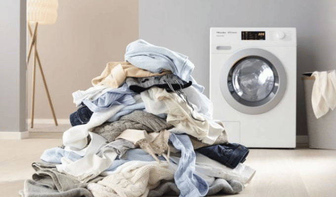Ropa sucia en la lavadora: el error que daña tu salud y tu equipo