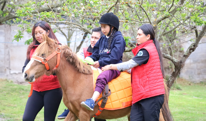 ¡Terapias con caballos! Niños de Pasa se benefician con el programa