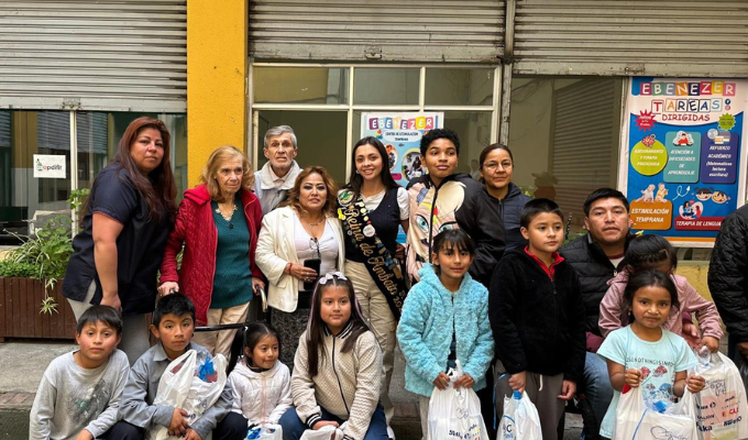 ¡Kits escolares para niños de Ambato! La Reina cumple su promesa