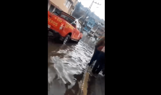 Lluvias en Quito: Quebrada se desborda y un carro queda bajo el agua