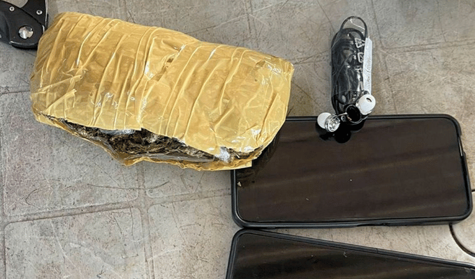 Policía detenido por intentar meter droga y celulares a prisión