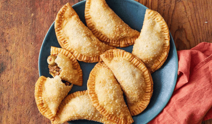 ¡De locos! Le dispara a su compañero por una empanada perdida