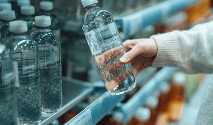 Nuevo estudio alerta: ¡El agua embotellada no es segura!