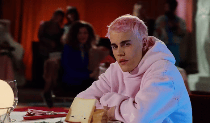 Teoría del pelo rosa: ¿Un grito de auxilio de los famosos?