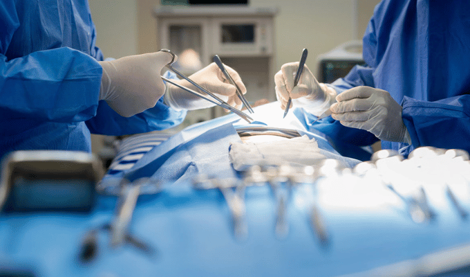 Acusan a médico francés de abusar de 299 pacientes sedados