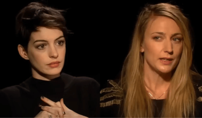 Hathaway se disculpa con periodista: ¿Qué fue lo que pasó?