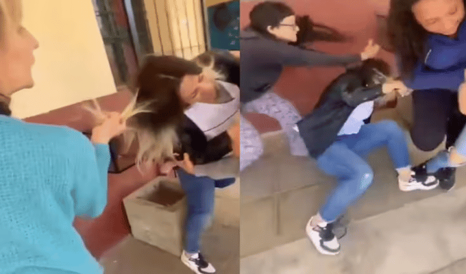 ¡Madres furiosas! Intentan linchar a maestra por insulto racista