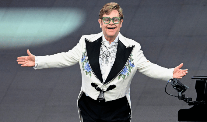 ¡Elton John ataca a Elon Musk en los Attitude Awards!
