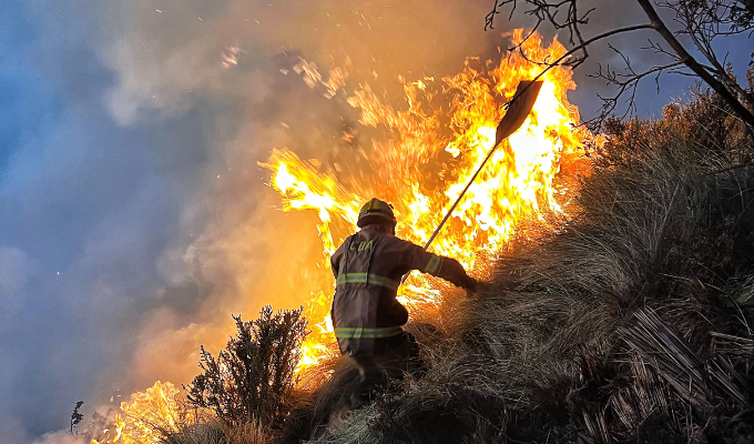 ¡13 horas de lucha contra el fuego en Quisapincha!