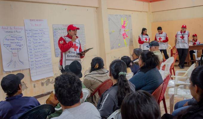 Capacitan a voluntarios para enfrentar emergencias en Ecuador