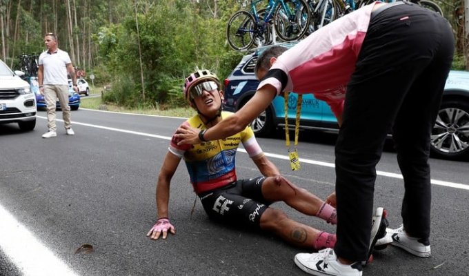 Richard Carapaz, fuera del Tour de Francia tras brutal caída