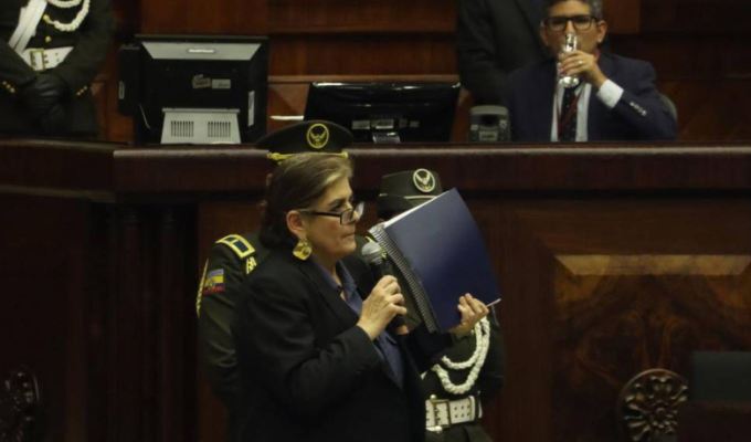 Ministra del Interior continúa en su puesto tras votación clave