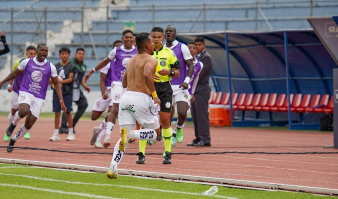 Ángel Gracia y su gesto de ‘págame’: Roja directa en Copa Ecuador