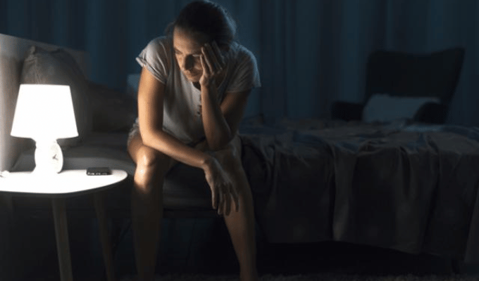 Falta de sueño afecta tu cerebro: ¿Sabías que envejece más rápido?