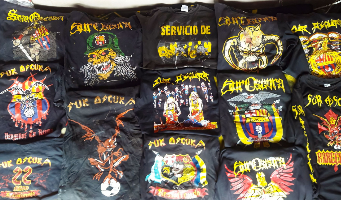 Hinchas de Barcelona desafían la sanción con camisetas polémicas.