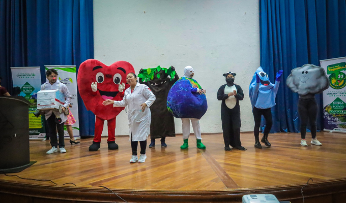 Niños aprenden a cuidar la Tierra con teatro educativo