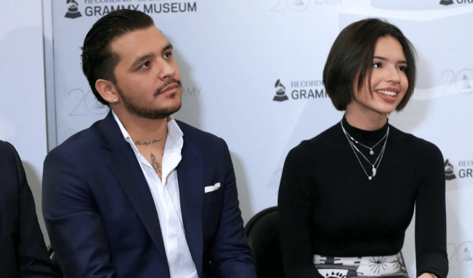 Christian Nodal le mandaba flores a Ángela mientras seguía con Cazzu