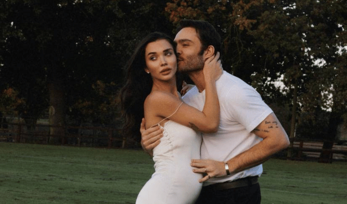 Ed Westwick anuncia que será padre con fotos emotivas