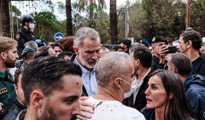 Reina manchada de barro: enfado total en Paiporta