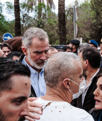 Reina manchada de barro: enfado total en Paiporta