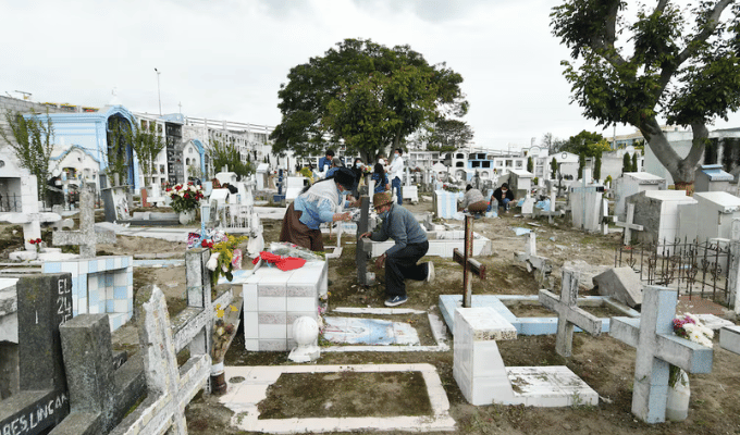 Cientos conmemoran el Día de los Difuntos en cementerios de Ecuador