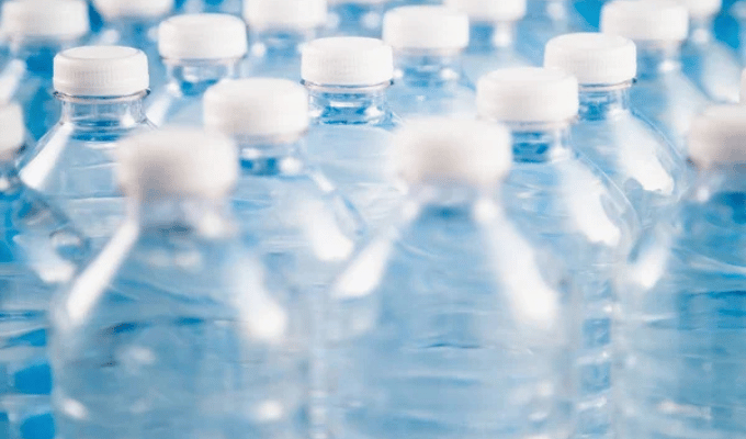 ¡Francia va por la prohibición de botellas plásticas!