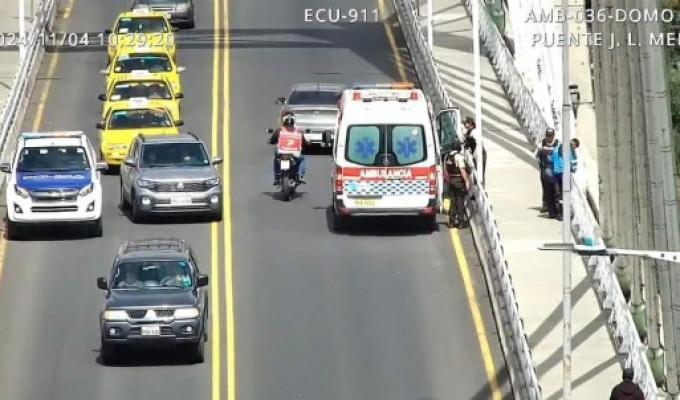 Mujer intenta suicidarse lanzándose del puente Juan León Mera