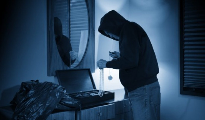 Ladrones aprovechan cortes de luz para robar una casa y un restaurante