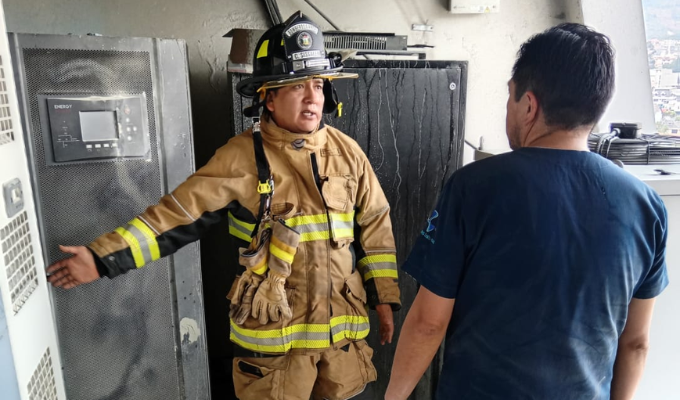 🚒 Bomberos controlan incendio en edificio tras fuga de agua