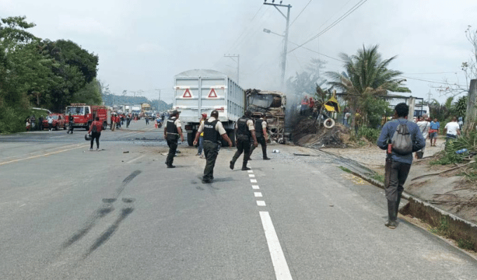 ¡Impactante! Bus y camión arden tras violento accidente en Quinindé