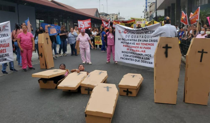 Ataúdes de cartón y pancartas: médicos luchan por pagos atrasados