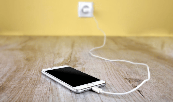Errores comunes al cargar tu celular que dañan tu batería