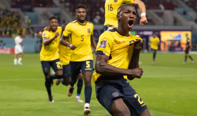 Moisés Caicedo regresa al once titular contra Colombia