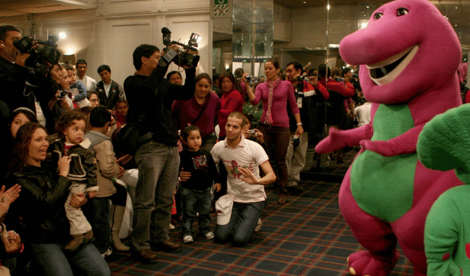 ¡Barney causa polémica hasta hoy! Su música desató amenazas
