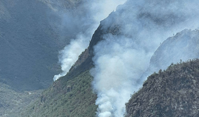 Loja y Azuay: helicópteros y brigadistas luchan contra incendios